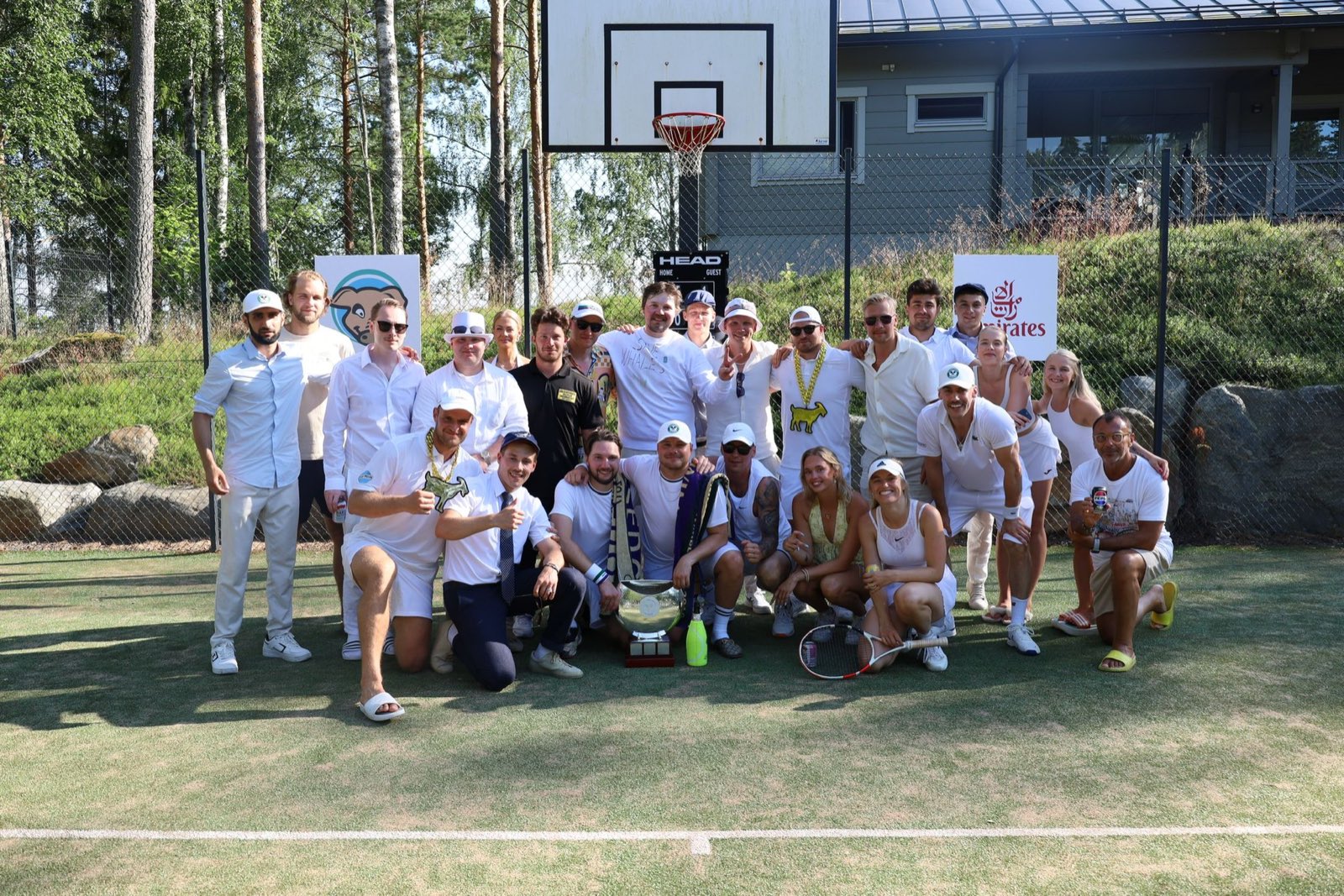Eskolansaari Open 2026 — mestaruusjoukkue pokaalin kanssa